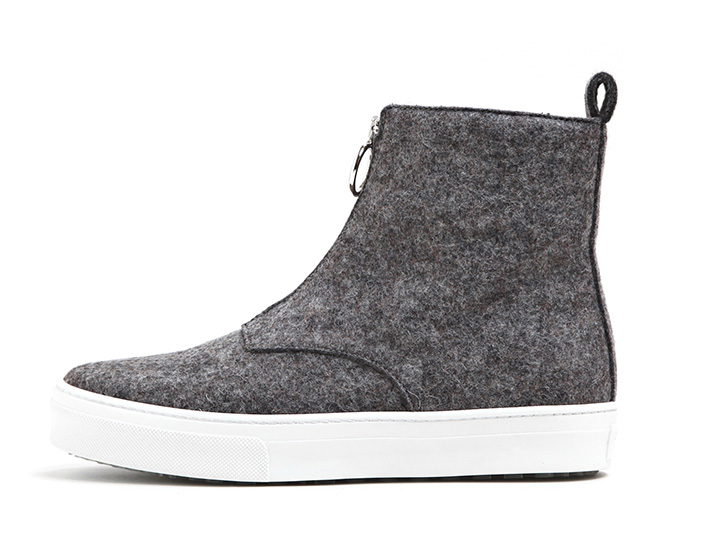 Céline Skate 系列短筒靴便鞋。